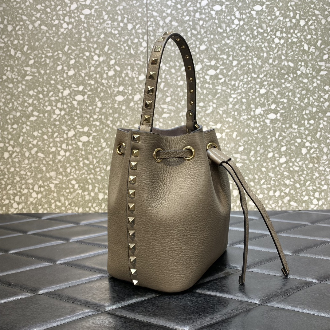 Valentino Garavani Rockstud Bucket Bag in Grey Grainy Calfskin